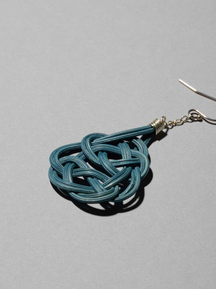 自然とともに生きる藍色。<br>〈 ARABESQUE Earrings 藍 〉数量限定発売