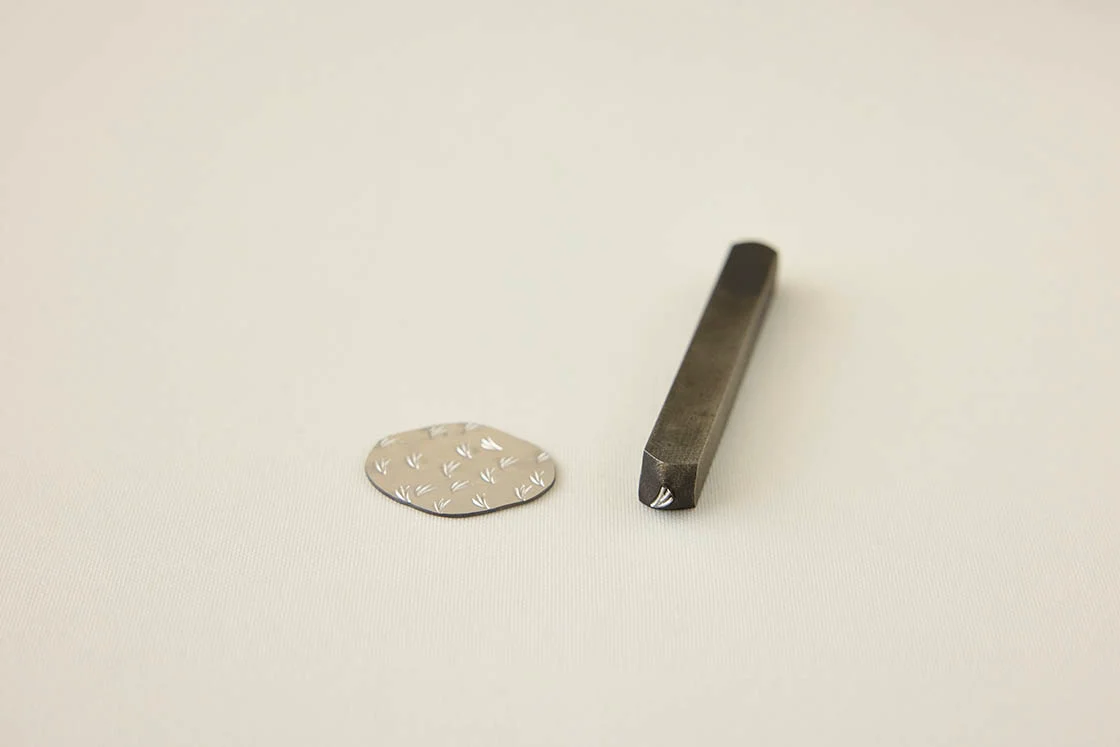 彫金とガラス釉薬でつくる、バスタイユの七宝